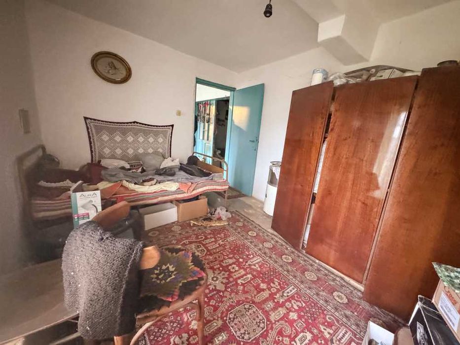 Kъща с 3 спални, гараж и стопански постройки в живописното село Червен