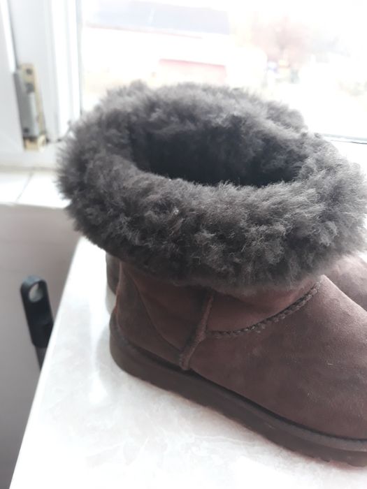 De vanzare           ugg