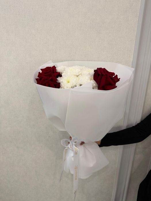 Продам два букета роз с хризантемами