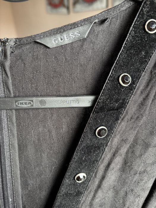 Рокля Guess черна