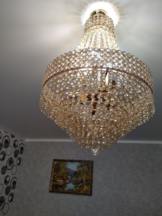 Продам хрустальную люстру .блестящая