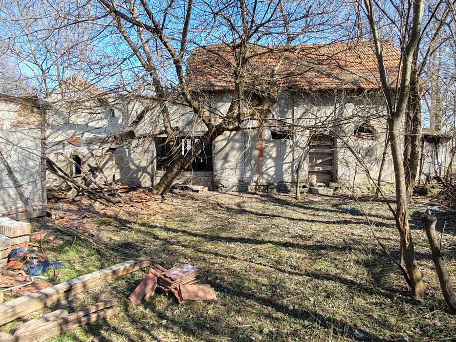 Vand teren intravilan 11.500 mp + cladire de renovat\demolat in Varadia de Mures, jud. Arad