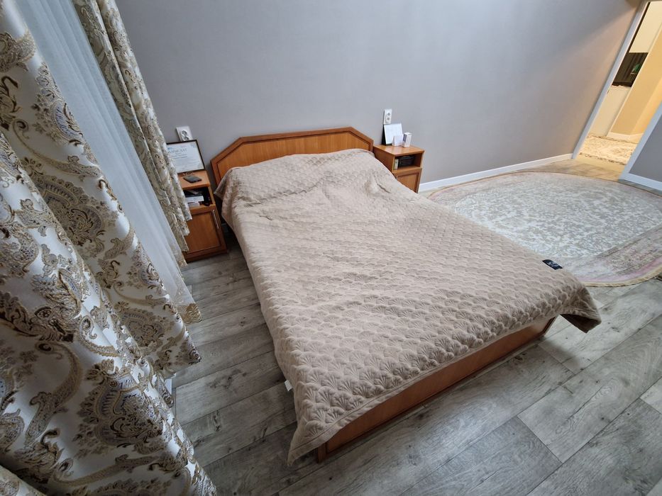 Кровать двуспальная с матрасом