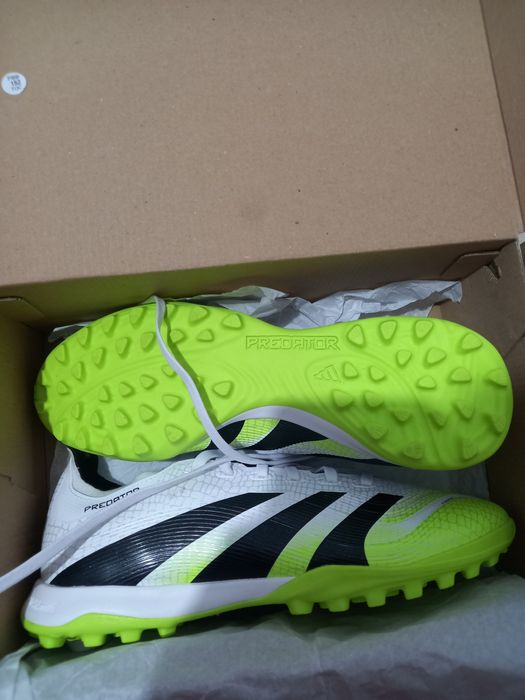 Ghete de fotbal Adidas Predator NOI ,mărimea 40