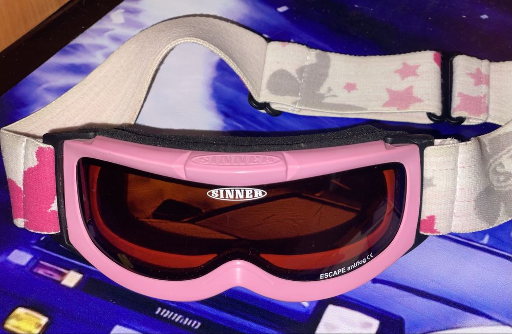 Детска ски каска със ски очила