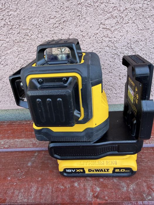 Dewalt nivela cu 3 linii