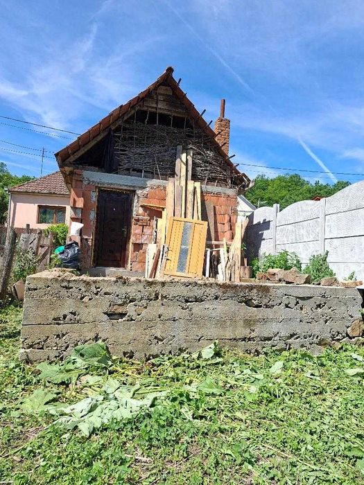 Vând o casă mică în CLADOVA-Valea Mare