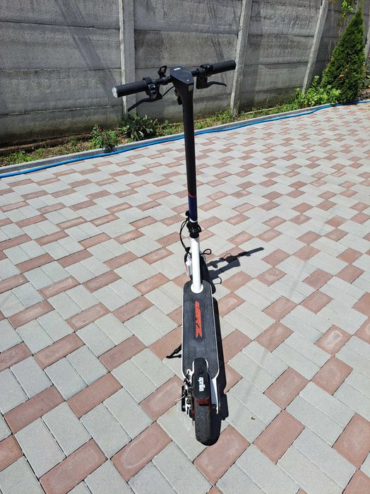 De vânzare trotinetă electrică.
