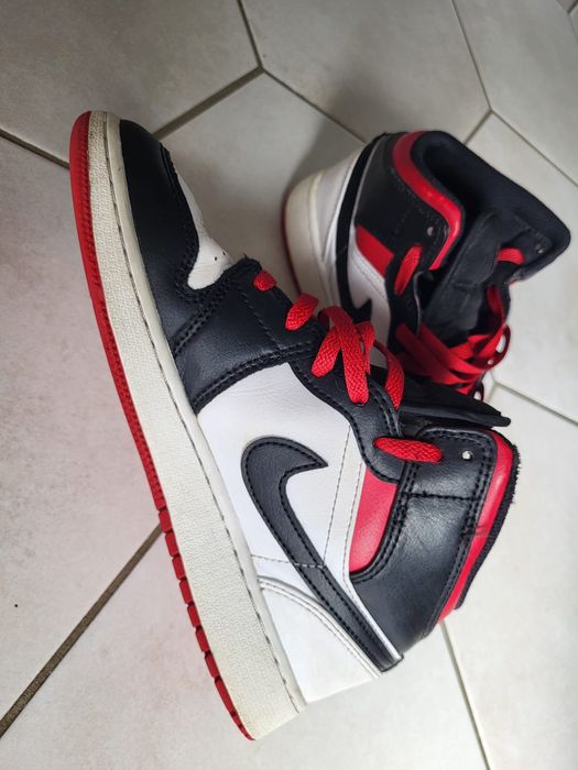 Nike Air Jordan 1 Mid GS "Black Toe", măr. 37.5, 220 RON