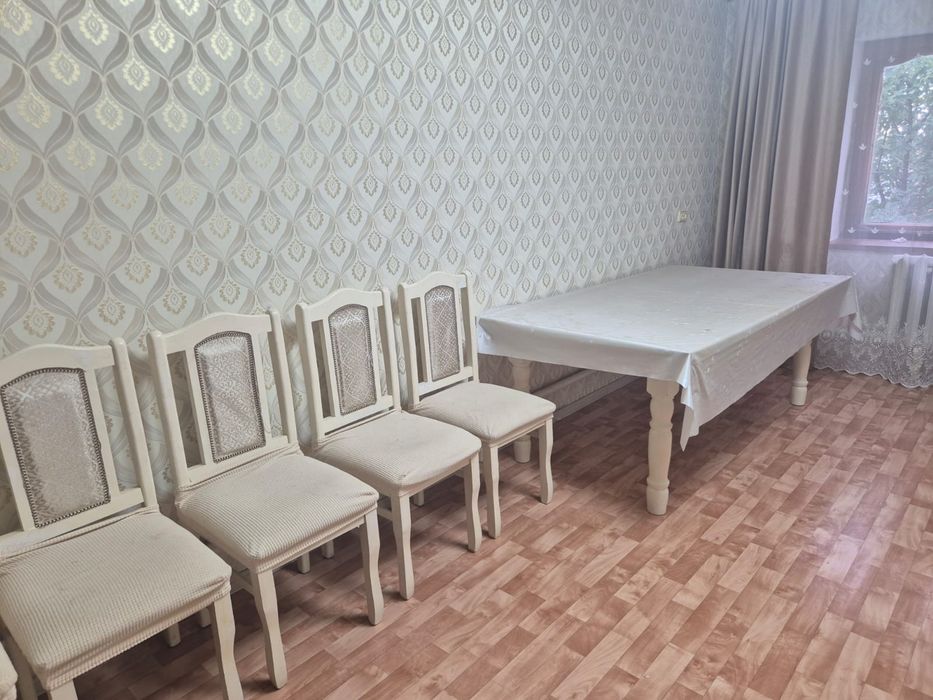 Гостиный стол и стуля