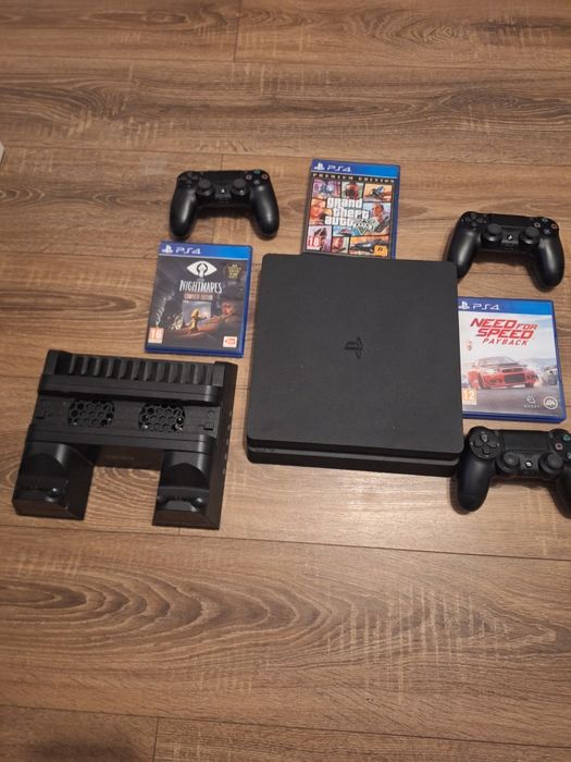 Vând ps 4 + controllere