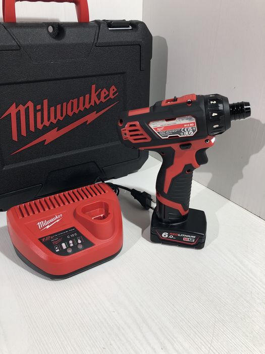 Milwaukee M12 cu bit pentru însurubat