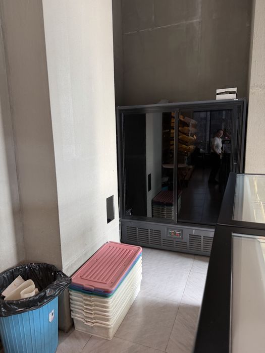 Продам виртриный холодильный шкаф