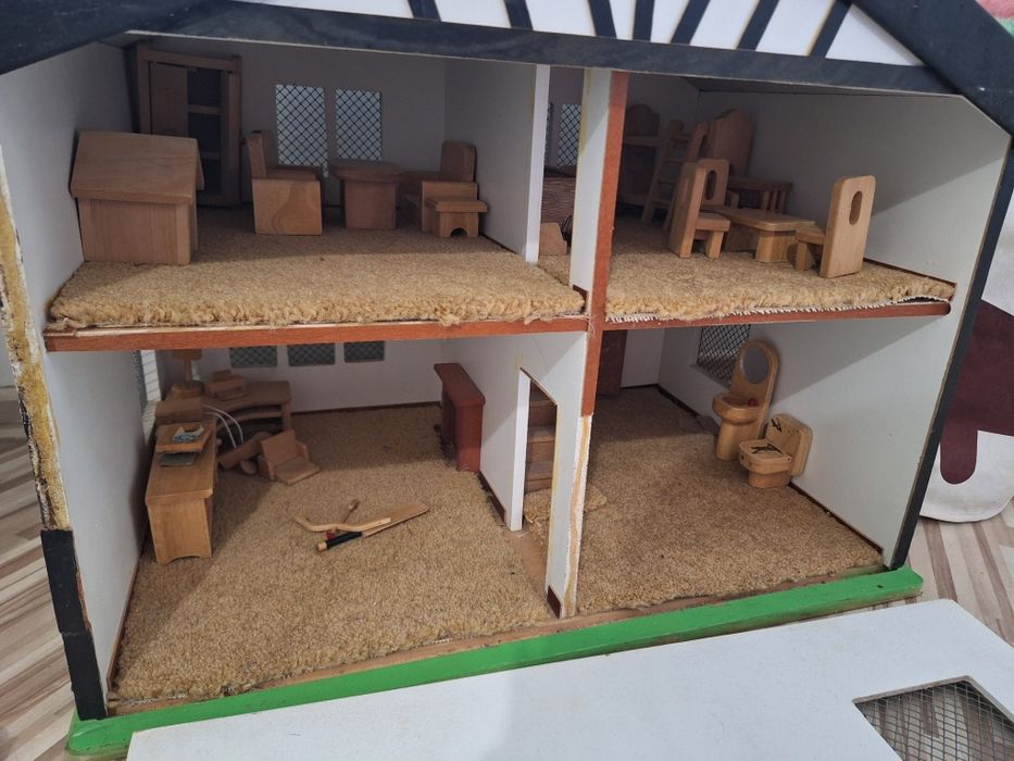 Масивна дървена детска къща с аксесоари