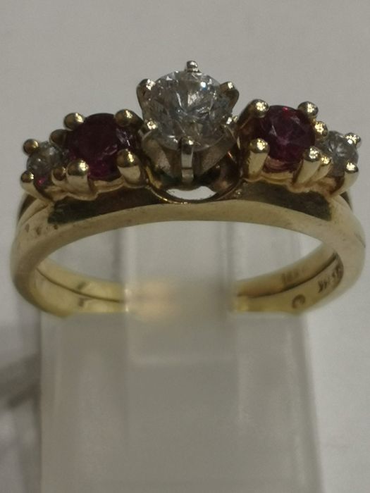 Vind inel din aur 14kt cu rubine și diamant