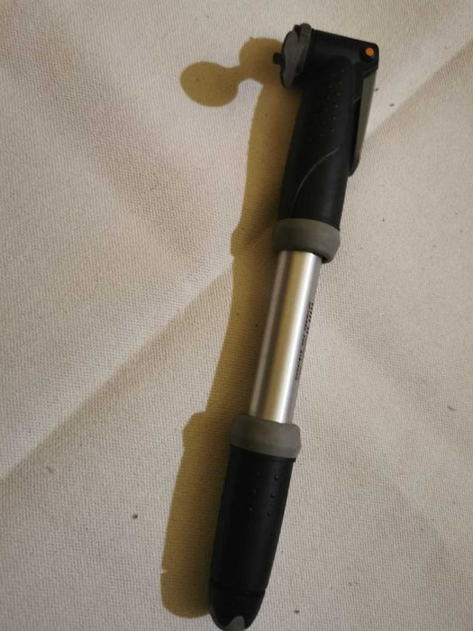 Pompa de bicicleta portabila