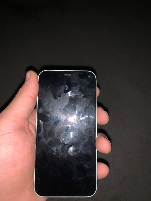 IPhone 12 mini ideal emasu atak zakoni
