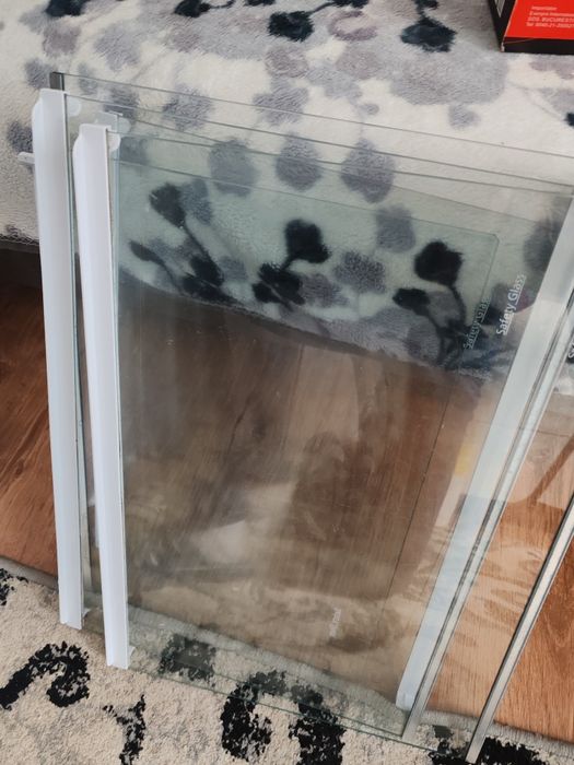 Rafturi ,sertare, etajere, combina frigider Beco.