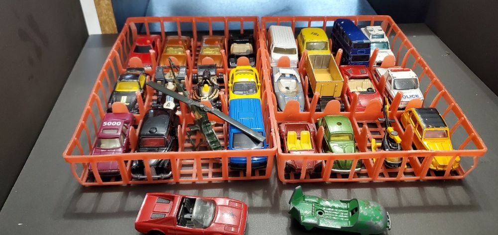 Продавам метални колички Korgi