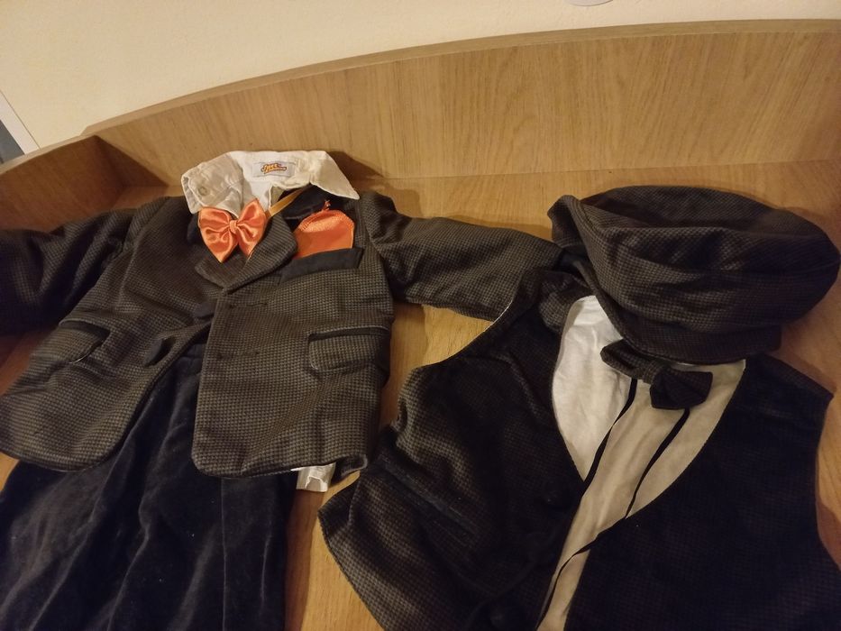 Vând 2 costumase botez