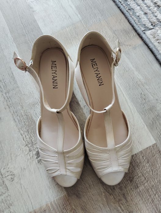 Sandale mărimea 40.