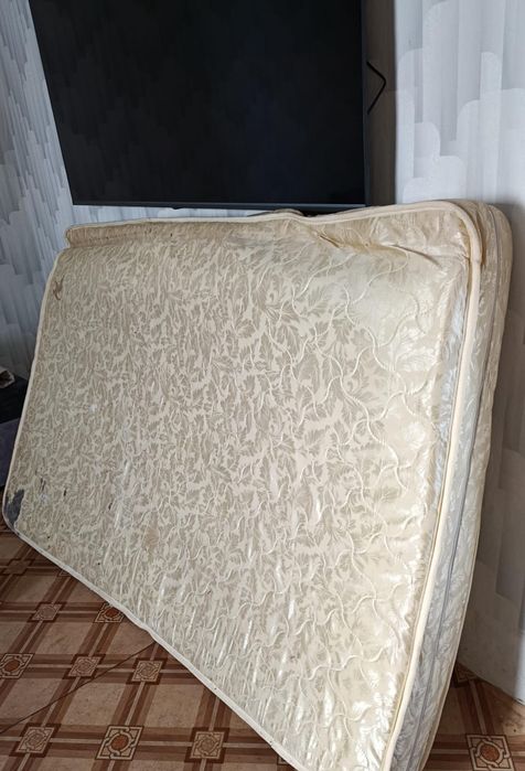 Кровать с матрасом