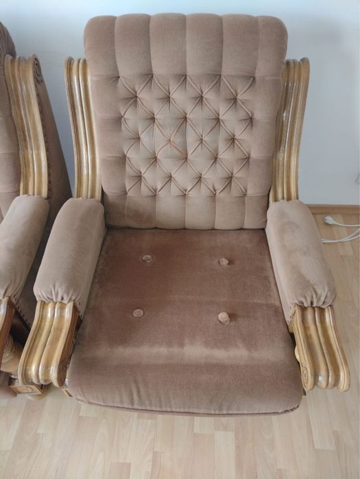 Set living din lemn masiv și catifea – canapea extensibilă + 2 fotolii