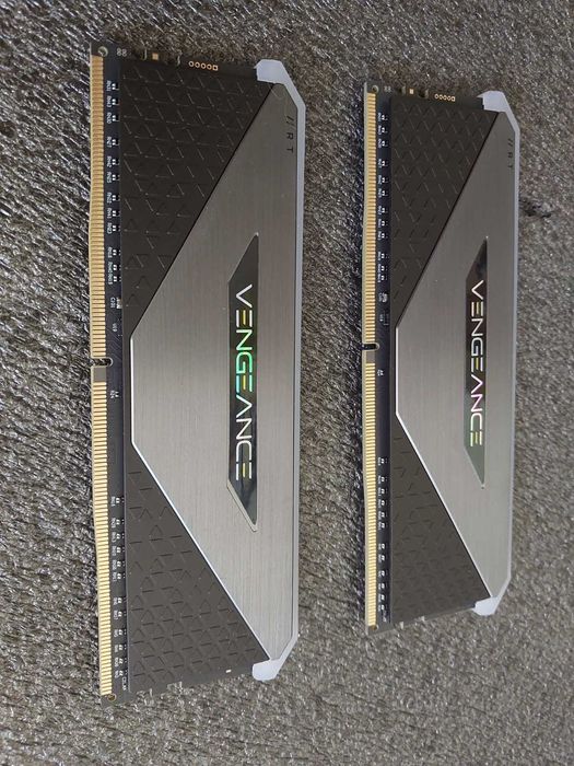 32GB DDR4 4000Mhz - Corsair Dominator Platinium RGB, Corsair Vengance RT RGB