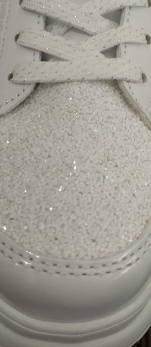 Бели маратонки с камъчета