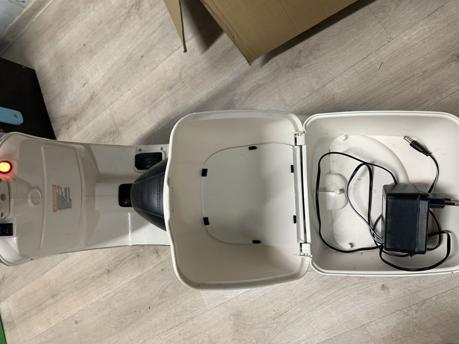 Scooter Vespa electric pentru copii