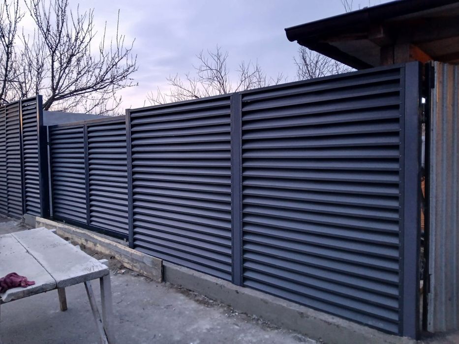 Garduri și porți stil jaluzea șipcă metalică tabla cutata
