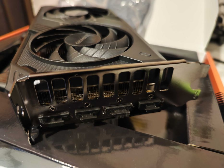 placa video nvidia rtx 5050 de la Gigabyte nouă garanție testată