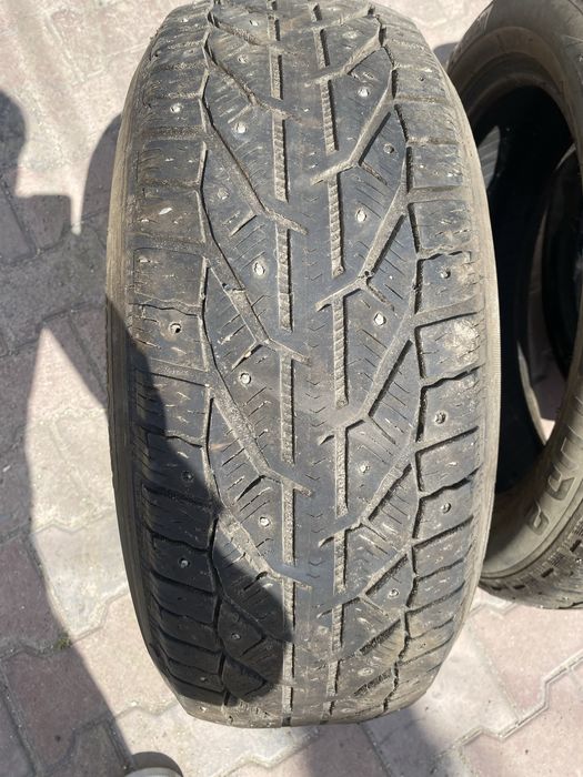 Продам зимние шипованные шины 215/55 R17