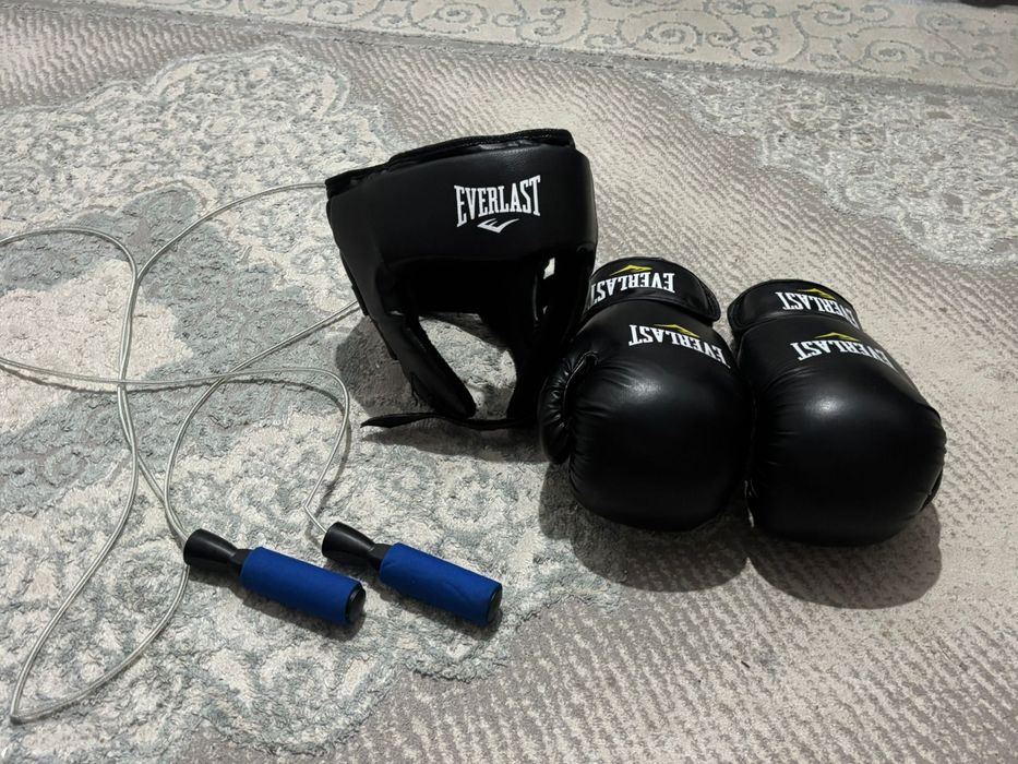 Набор бокс почти новый  шлем,скакалка,перчатки everlast. Б/у