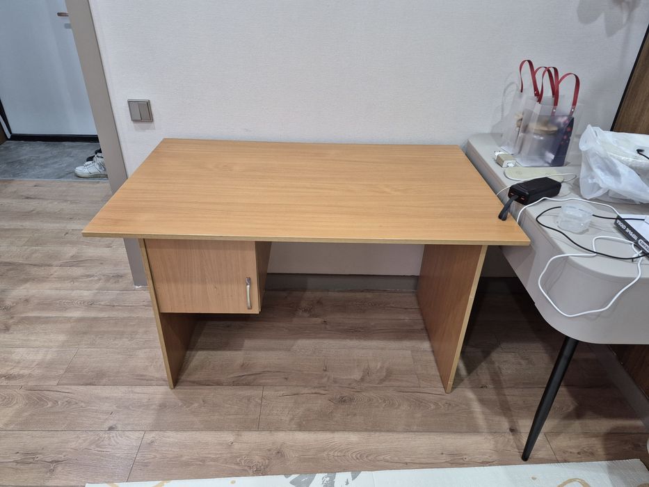 Продам офисный стол с полкой