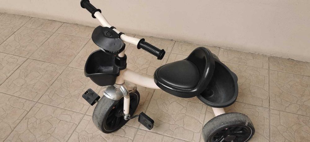 Tricicleta pentru copii 1-3 ani, sa cu spatar, lumina, muzica si cos