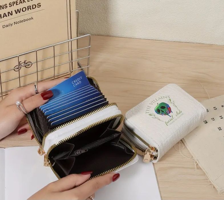 Дамски портфейл с отровната ябълка