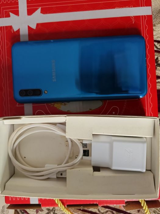 Продам сотвый телефон