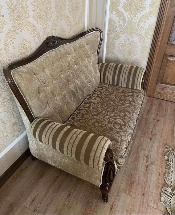 Диван, стол/стулья