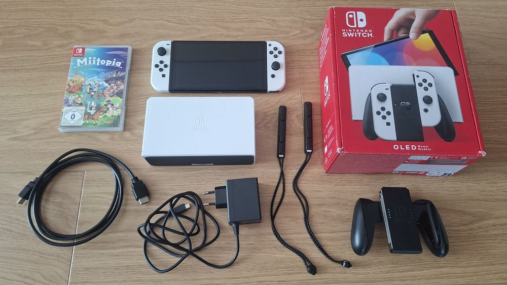 Nintendo Switch OLED White + игра Miitopia