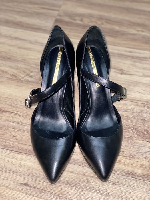 Элегантные женские туфли с ремешком