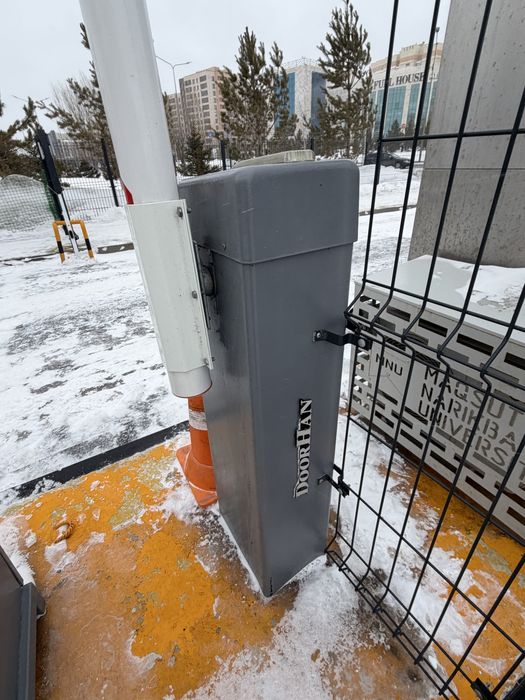Шлагбаум DoorHan в хорошем состоянии