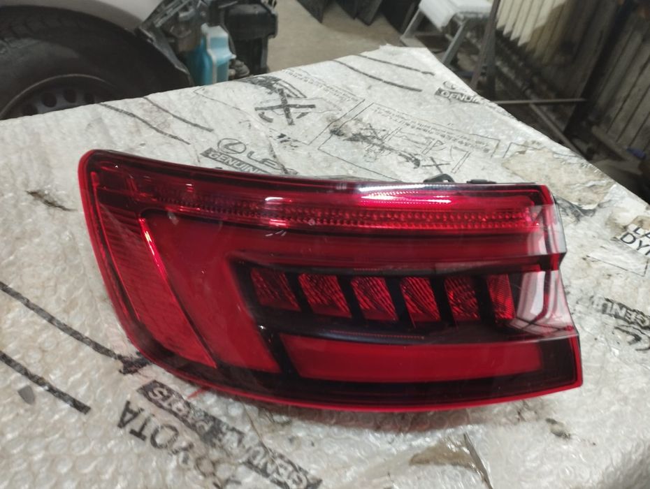 Far stânga audi A4 stânga si tripla pe aripă stânga