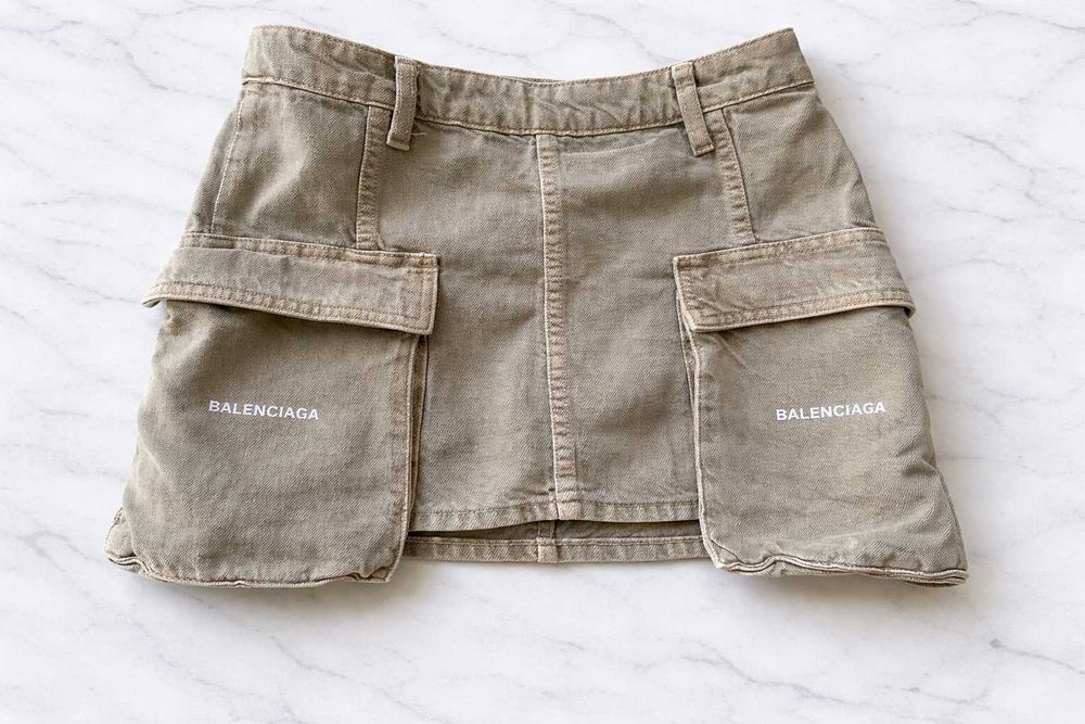 дънкова зелена къса пола носена без забележки на баленсиага с джобове balenciaga