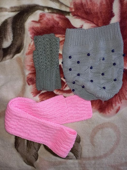 Продаются детские шапки.