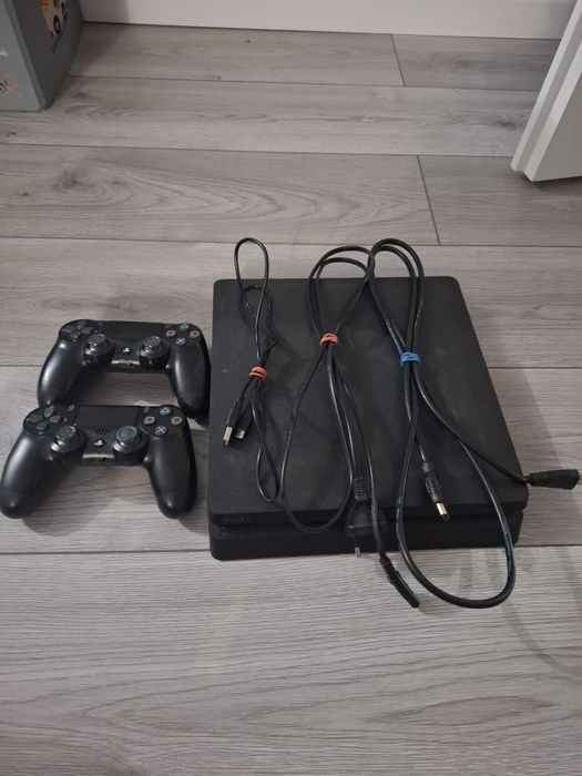 Vând PS4  foarte Bun