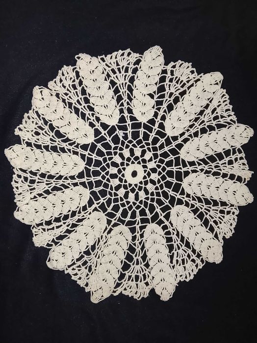 Покривки и подложки, плетени на една кука.