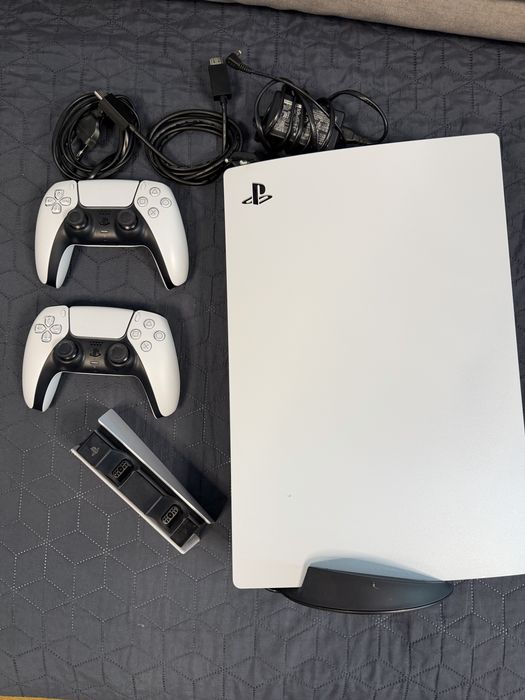 PlayStation 5 (cu disc) + 2 controllere + Stație de încărcare originală Sony