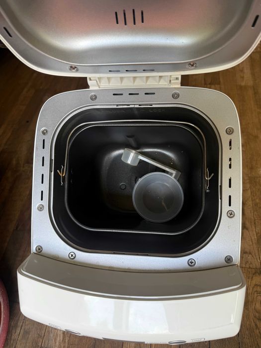 Хлебопекарна Crown CBM-6132, 550W, 12 програми – отлично състояние