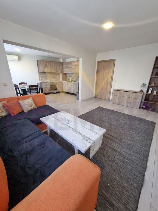 Дава се под наем Тристаен апартамент в Варна, Цветен квартал - 110 кв.м за 612 € - Снимка #1